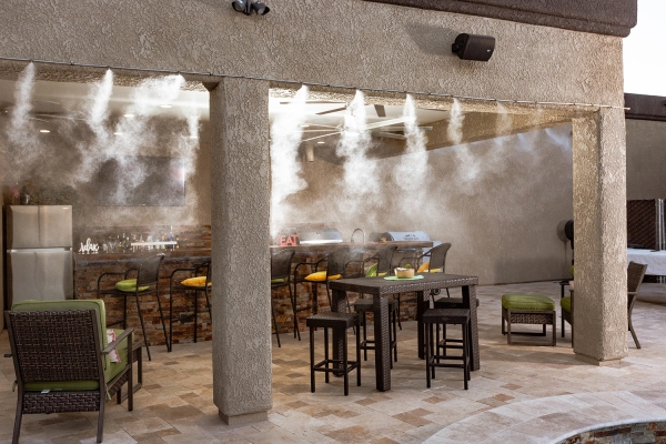 استفاده از مه پاش برای خنک کردن محیط رستوران
